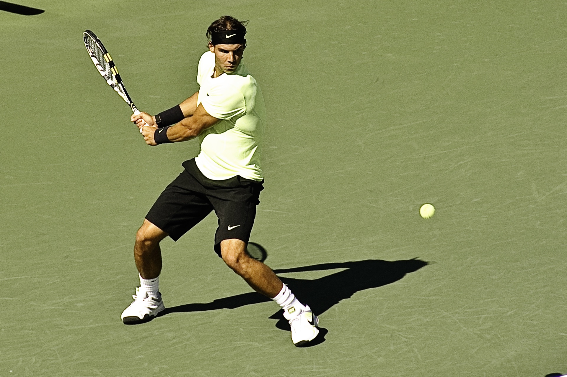 Rafael Nadal preparing a backhand at the 2010 US Open.